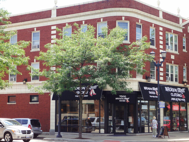 Building Photo - 409 Beloit Ave Unit 3T Rental