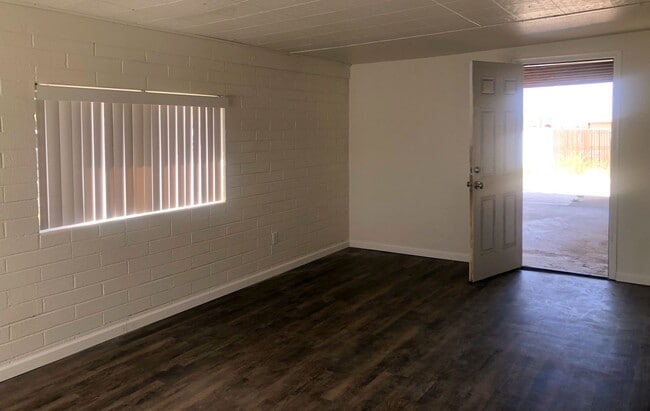 Photo - Beautifully Remodeled 3+1 Bungalow with Indoor-Outdoor Living