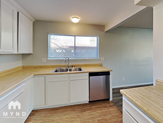 Photo - 5640 Neosho St