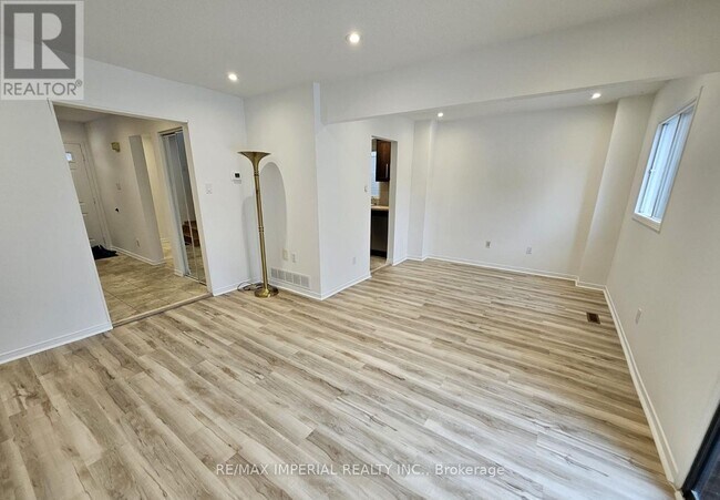 Photo - 442 Church St S