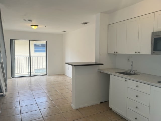 Building Photo - 1134 NW 5th St Unit 6