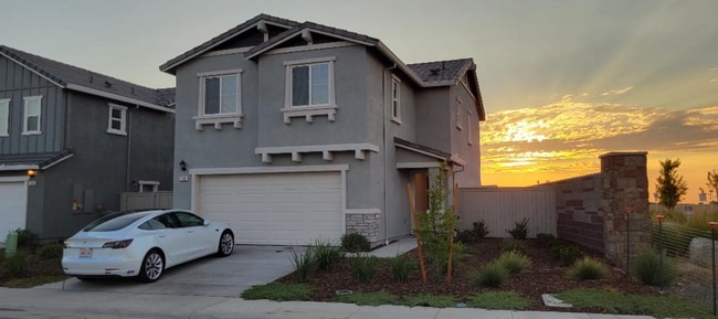 Building Photo - BRAND NEW (Solar) 4/2.5 Roseville! Please... Rental