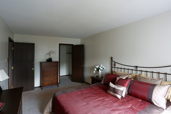 Two Bedroom - Bedroom - Ridgewood of Perrysburg