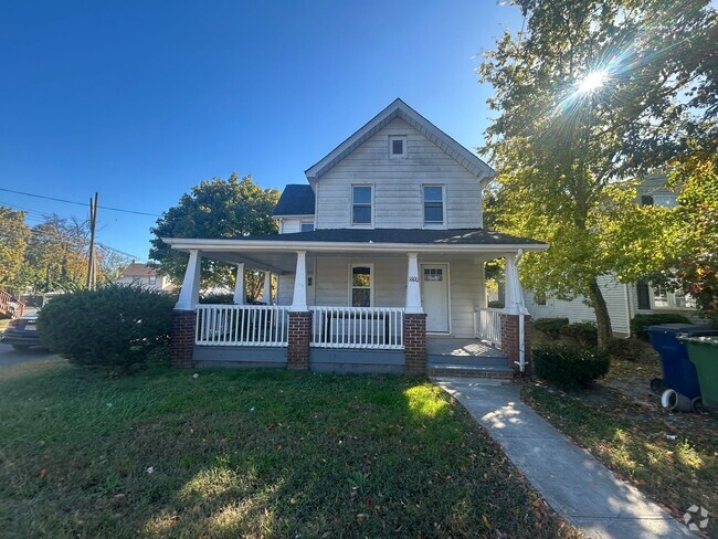 Building Photo - Newly Renovated 5 Bedroom 2 Bathroom Singl... Rental