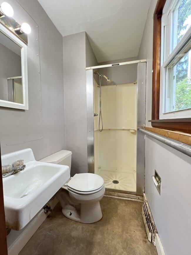 Photo - 1258 University Ave