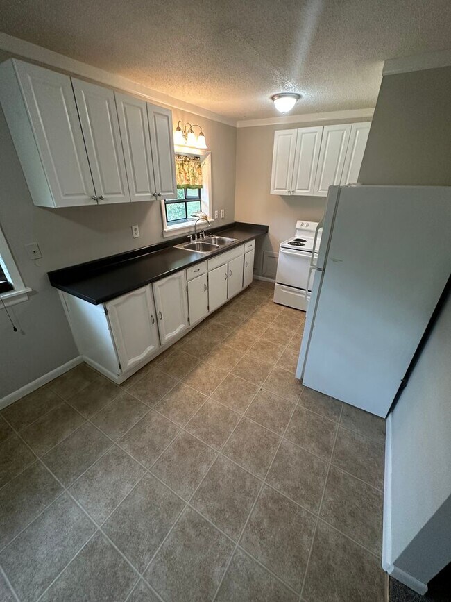 Photo - Comfortable 3 bed, 1 bath home in Pine Level!