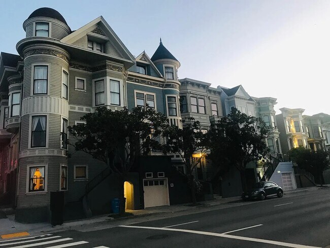 Photo - 2096 Pine St