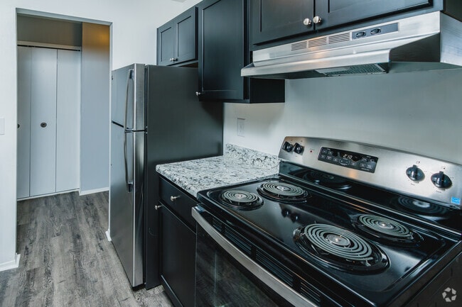 2BR, 1BA - 880SF - Kitchen