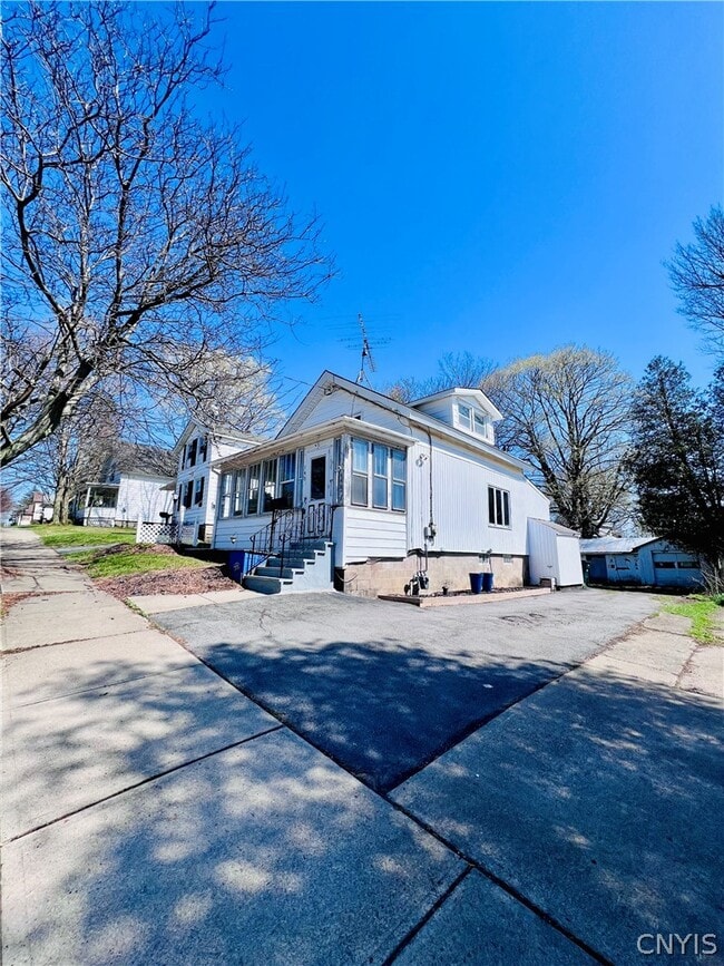 Photo - 140 E Oneida St