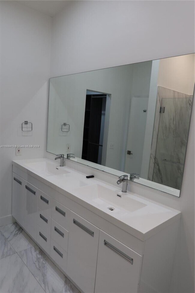 Photo - 454 SE 14th St