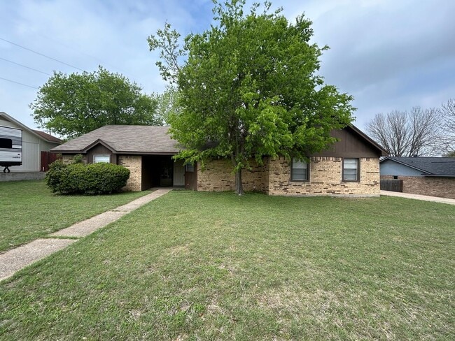 Building Photo - Midway ISD Home