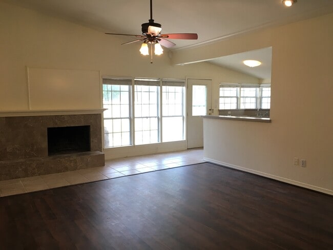 Photo - 1413 Glouchester Dr