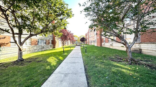 Photo - 2409 W Balmoral Ave Unit 2D