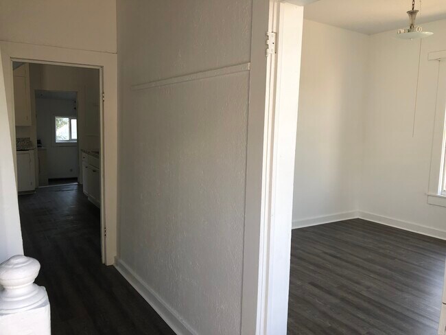 Photo - 125 NE Whitman St