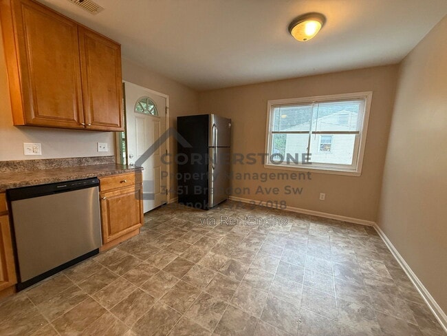 711 Riverland Rd SE