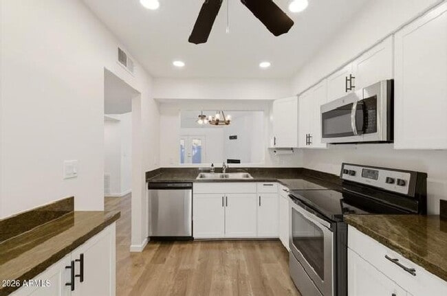 Kitchen - 5142 E Edgemont Ave