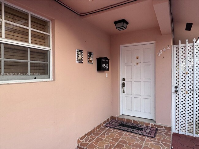 Photo - 3542 SW 24th St Apartamento Unidad 3542