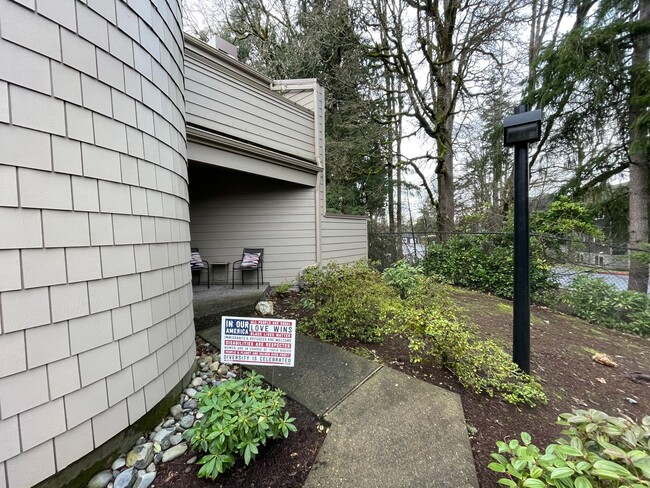 Building Photo - 2 Bed 2 Bath Corner Condo~Cedar Mill w/ Br...