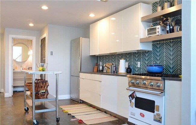 Photo - Bright & Spacious Unit with Natural Light