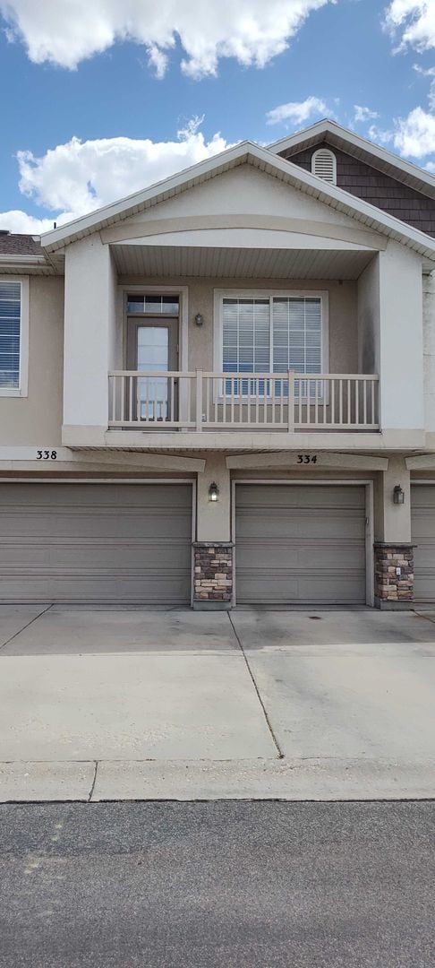 Building Photo - GORGEOUS Townhome!!!