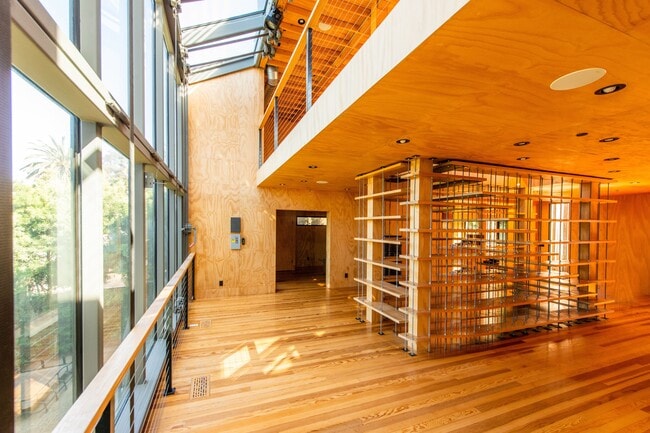 Building Photo - 2460 Beverley Ave