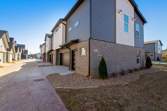 Photo - 1210 W 4th St