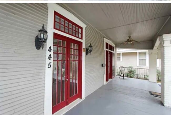 Photo - 445 College St