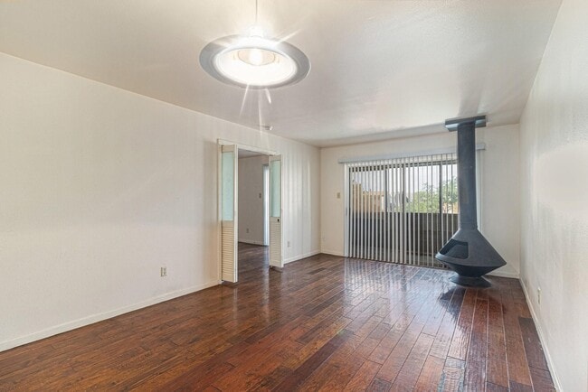 Building Photo - 3045 Walnut Bend Ln Unit 33
