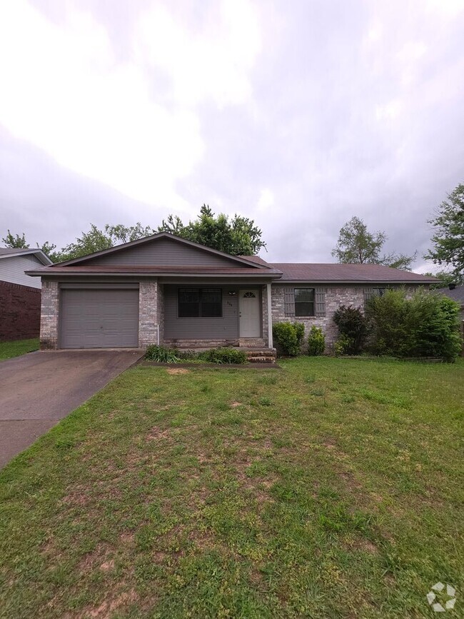 Building Photo - 604 Twin Oaks Dr Rental