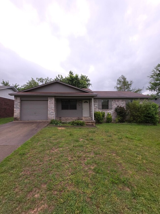 Photo - 604 Twin Oaks Dr House