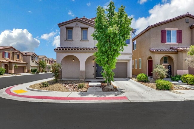 Building Photo - 3 bed/2.5 bath perfect corner home