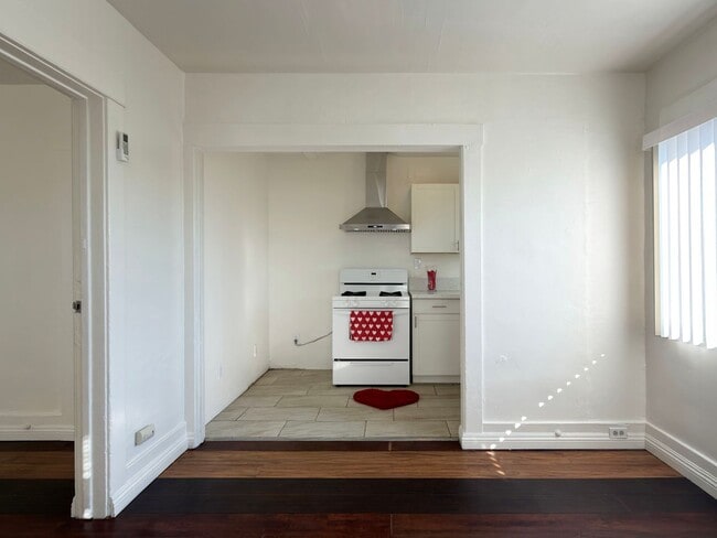 Photo - **2255 Linden Ave Long Beach** Downstairs 1 bedroom 1 bath !!2 weeks free OAC!! Unidad 2255