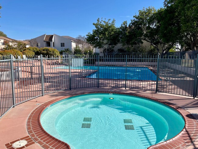 Building Photo - 1 Bed/1 Bath Condo With Bonus Room Unit H
