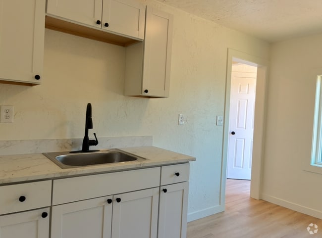 Building Photo - 37 Hollywood Ave Rental