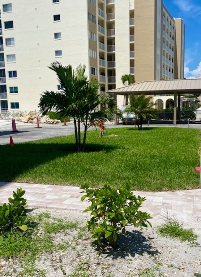 Photo - ** STUNNING BEACHFRONT 2/2 PENTHOUSE SEASONAL UNIT ** CASA BONITA GRANDE ** MODERN ** LUXURY ** B... Unidad 804