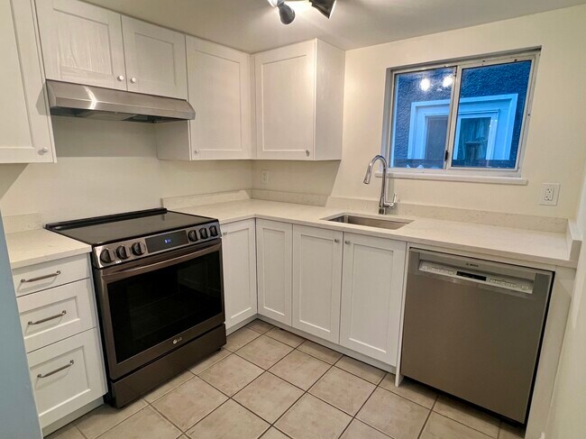 Photo - 3285 8th Av W