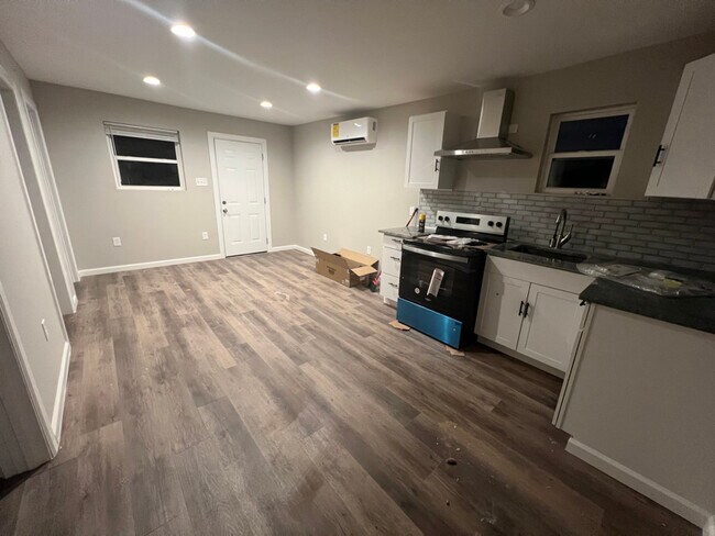 Photo - 301 E 7th St