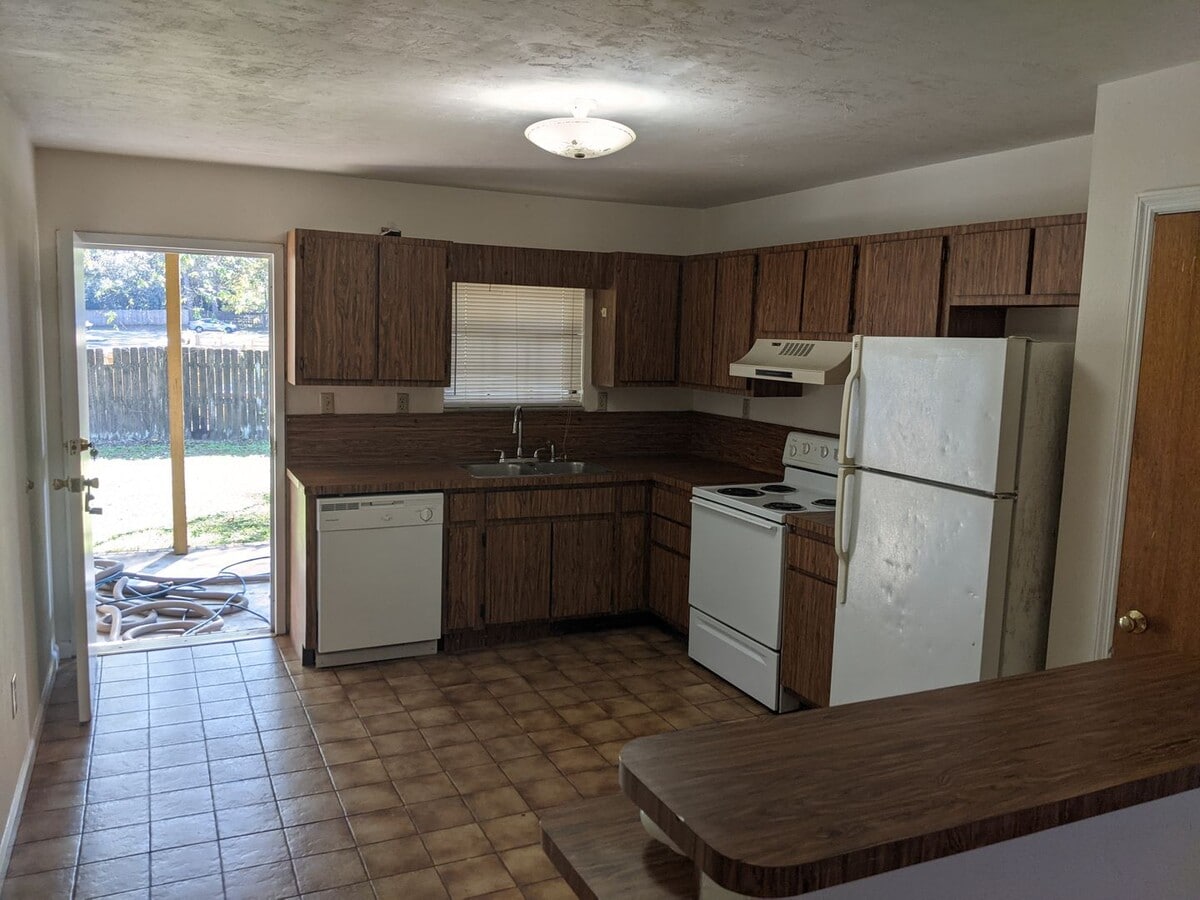 Photo - Two Bedroom Duplex In Canopy Oaks School Zone...Back on the Market!