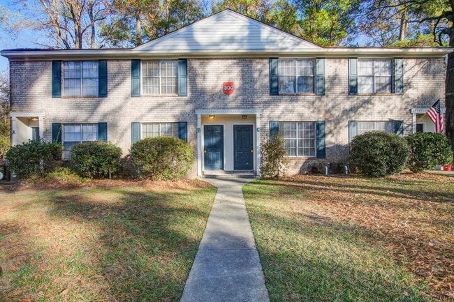 Furnished 2Br/ 1.5 BA -300 Crestview Drive Unit D