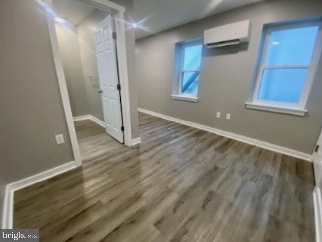 Photo - 218 W King St
