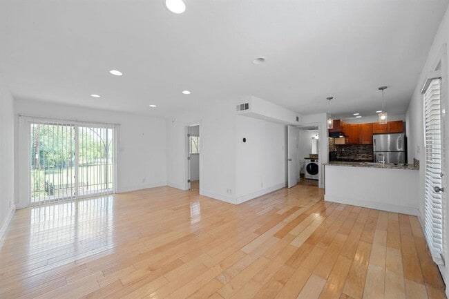 Photo - 1313 E 52nd St Unit 205