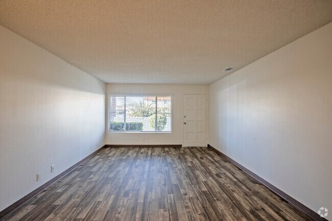 2 BR, 1 BA - 860 SF