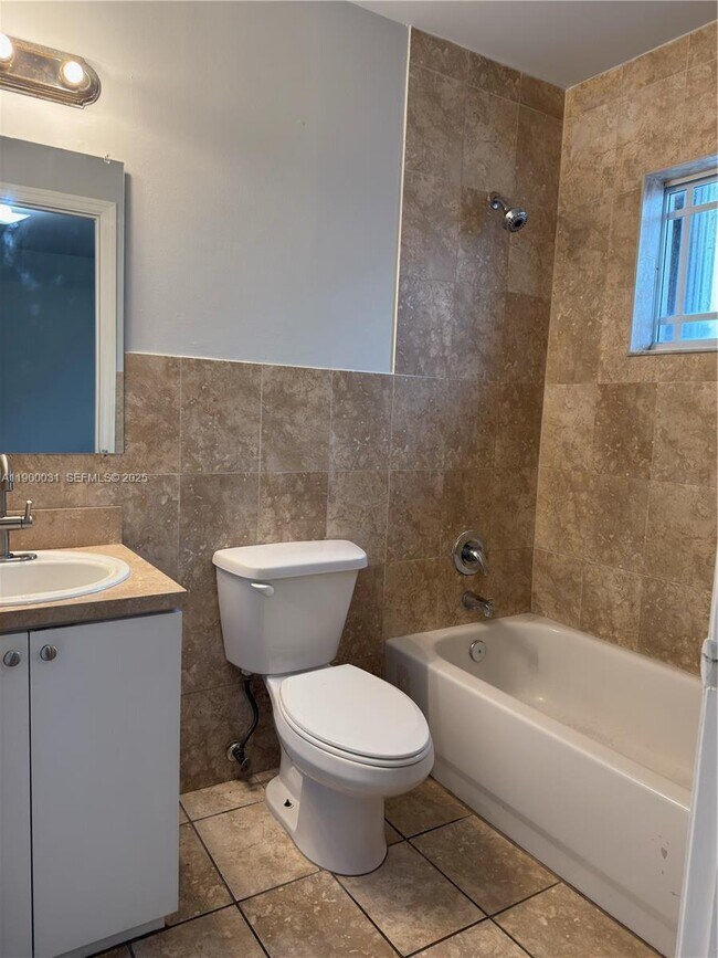 Photo - 1930 SW 2nd St Unidad 6