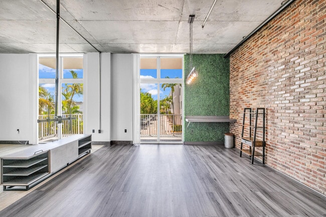 Photo - 2100 Van Buren St Unit 203