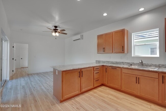 Photo - 324 S 5th St