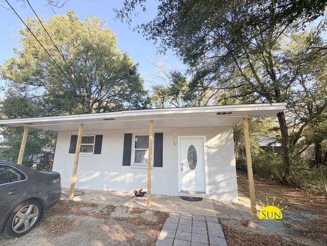 Building Photo - Charming 2 Bedroom Home in Crestview!