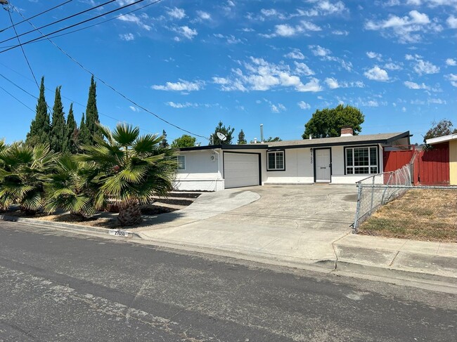 UPDATED BRIGHT OPEN LAYOUT LARGE BACK YARD... - UPDATED BRIGHT OPEN LAYOUT LARGE BACK YARD... Casa