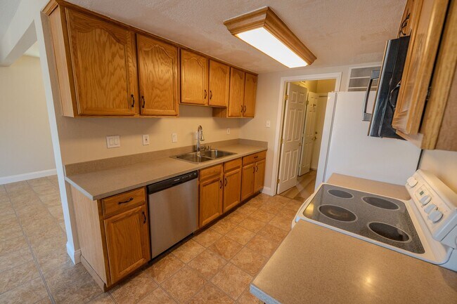 2-Story Townhouse, 3 Bedrooms with 1 Car G... - 2-Story Townhouse, 3 Bedrooms with 1 Car G...