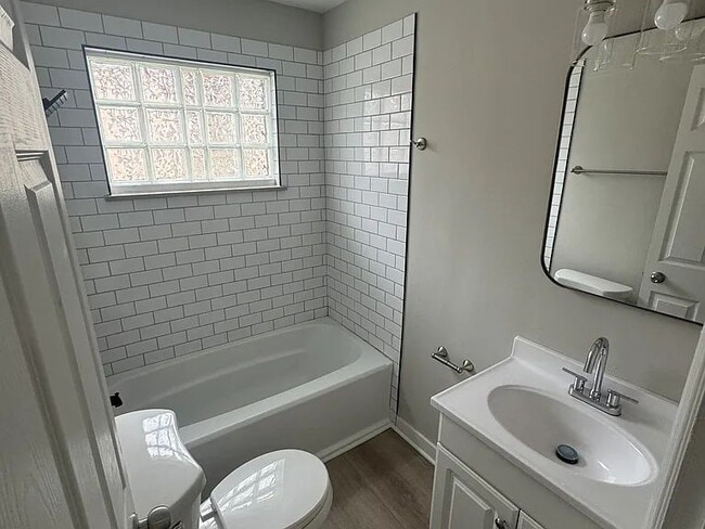 Photo - Close to downtown without the price tag. Updated 1BD/1BA with hardwood floors, granite counters, ... Unidad Apt A