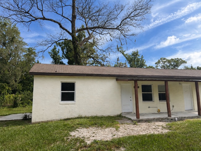 Building Photo - Spacious 1BR/1BA Duplex !